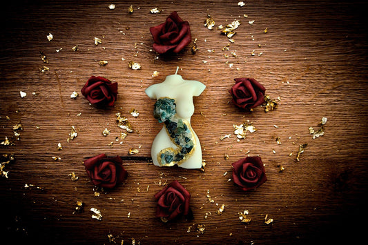 Dreamsoy Miss Moss Agate Crystal Infused Venus Candle - Ivory, Vanilla Caramel